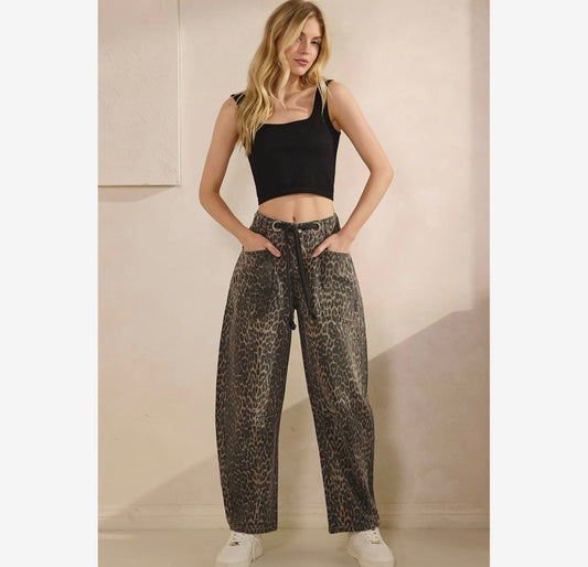 Printed Barrel Jeans with Belt Detail - Leopard